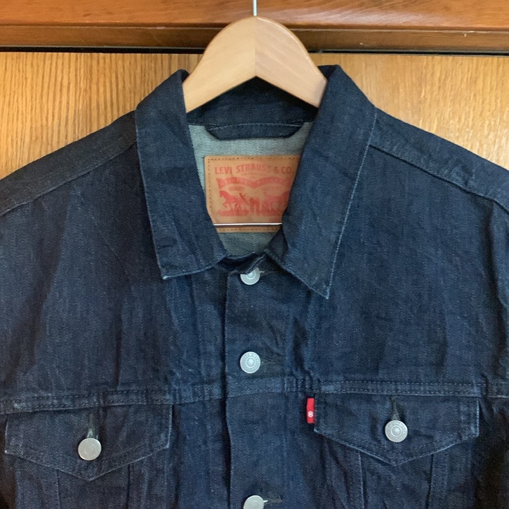 Levi's NWT Relaxed Trucker Dark‎ Denim Jean Jacket Women's Size Medium - Picture 2 of 8